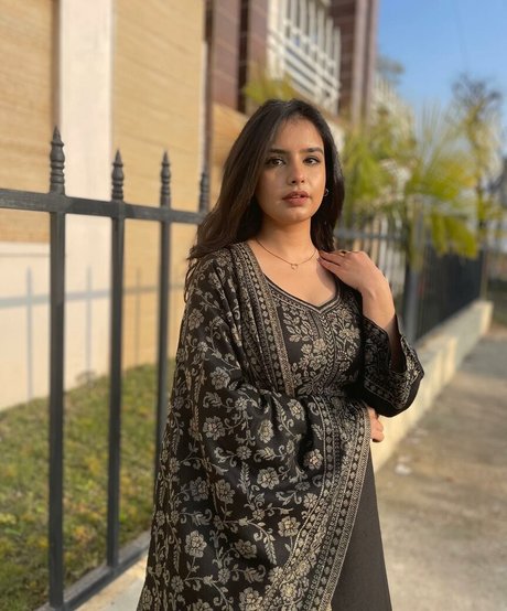 Aarushi Abrol beautiful actress picture