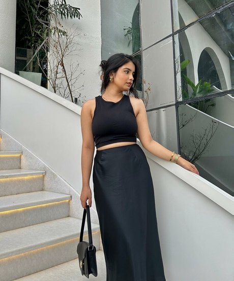 Aarushi Abrol model pretty gallery