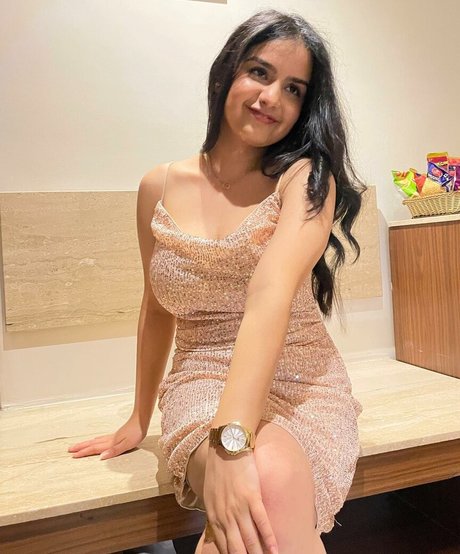 Aarushi Abrol nice actress picture