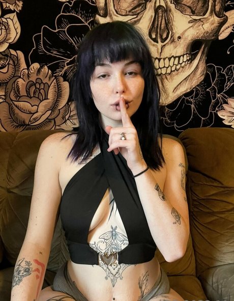 yourhotm f model nude archive