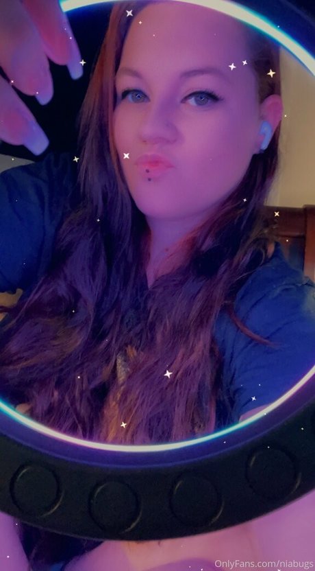 niabugs naked model pic