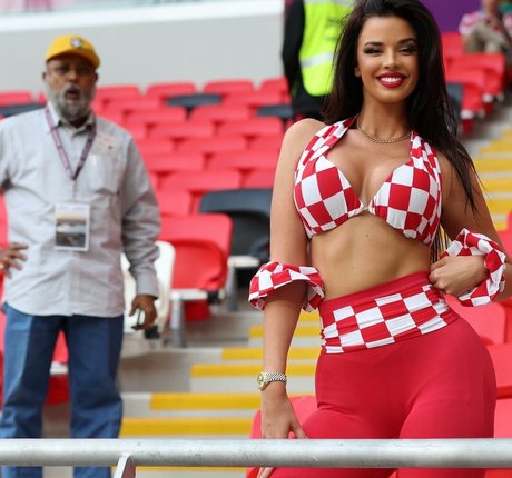 Ivana Knoll erotic star photo