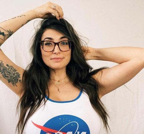 dailyvitaminb star naked pictures