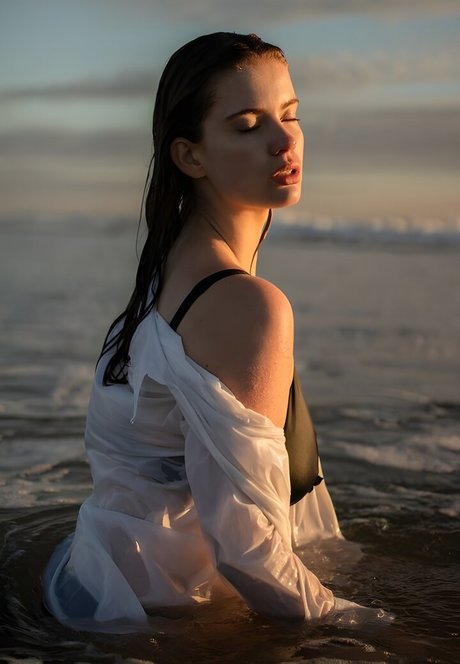 Benthe Ten Broek hot actress photos