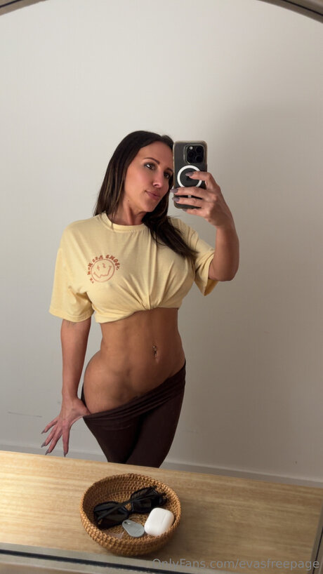 Evasfreepage pretty model photo