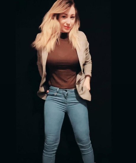 Elisa Calvi naked star images