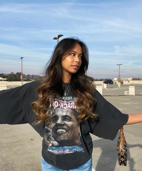 Buhnny model art galleries