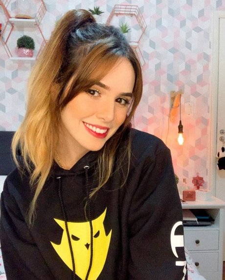 Showliana model beautiful pics