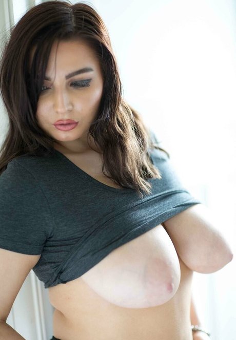 uktittygoddess model hd picture