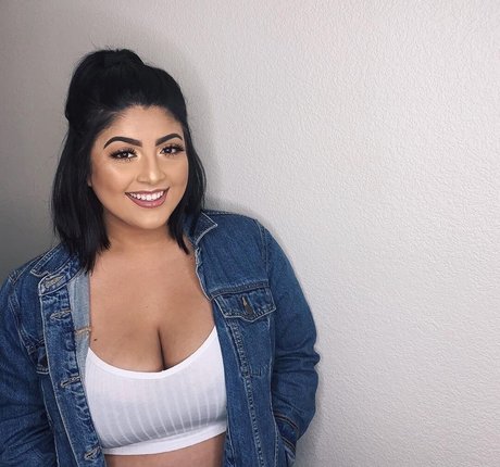 Lucia Yanez star hot photo