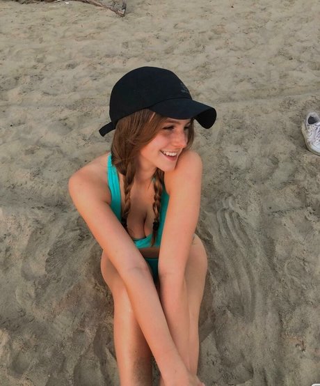 Bela S naked model photos