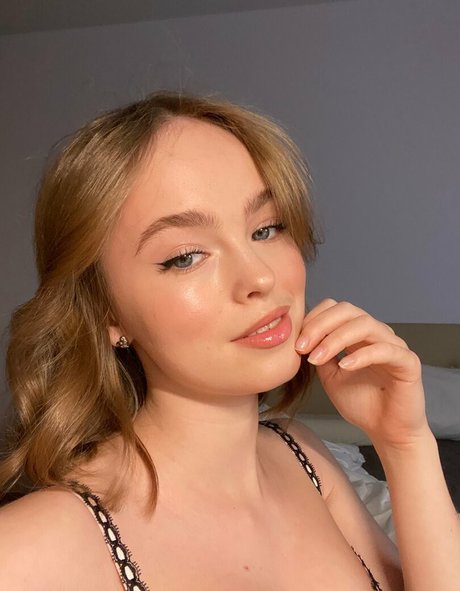 Lumoore model pretty gallery