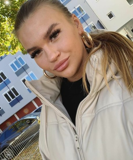 Sarah Slavo star nudes pics