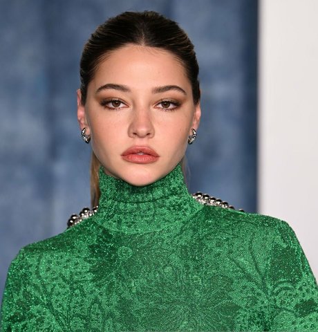 Madelyn Cline star beautiful image