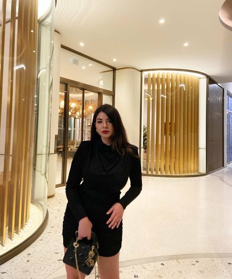 Anna Rebellato art model picture