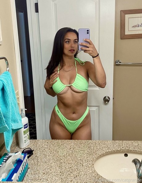 Cat grande model hd photos