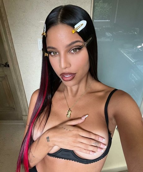 Emilia Mernes star hd photos