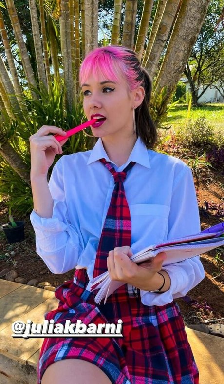 Julia K Barni pretty actress image