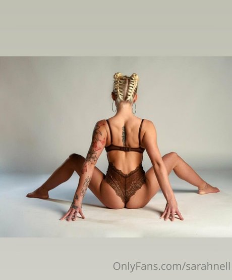 sarahnell adult model pic