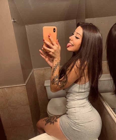 sofievanns nude model pic