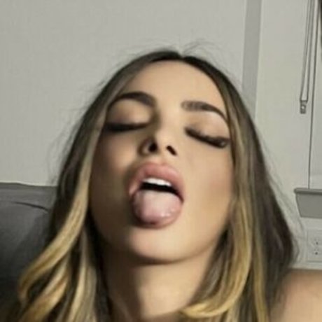 Analy Bazan model top img