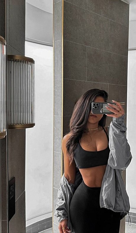 Leah Shutkever sexy model img