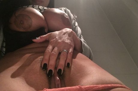 Ariella Ferrera model naked photo