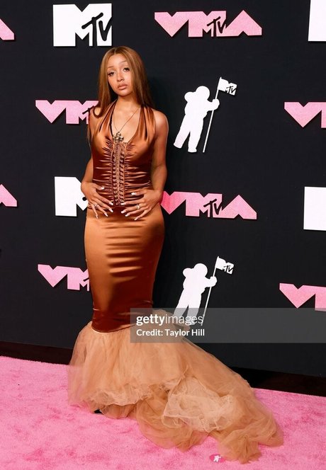 PinkPantheress nice model gallery