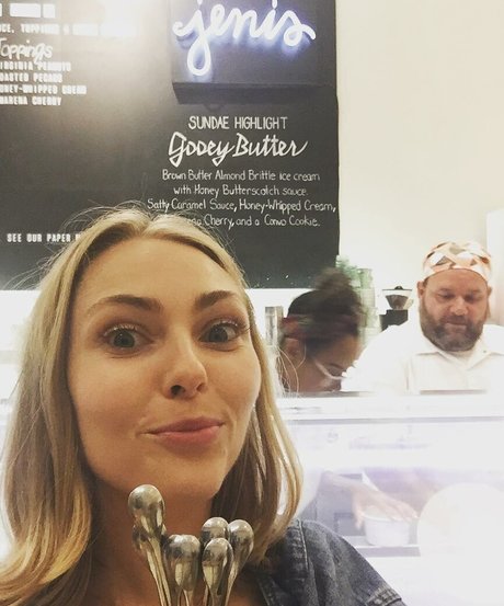 AnnaSophia Robb star hot pics