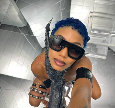 Coi Leray naked model image