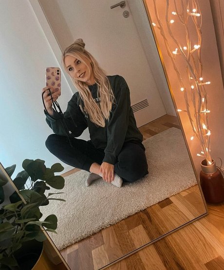 Milschbaum high quality actress pictures