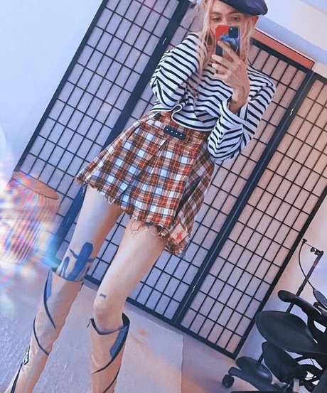 Grimes model perfect pictures