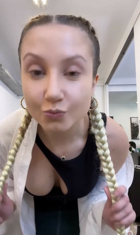 CherryGumms nude pornstar picture