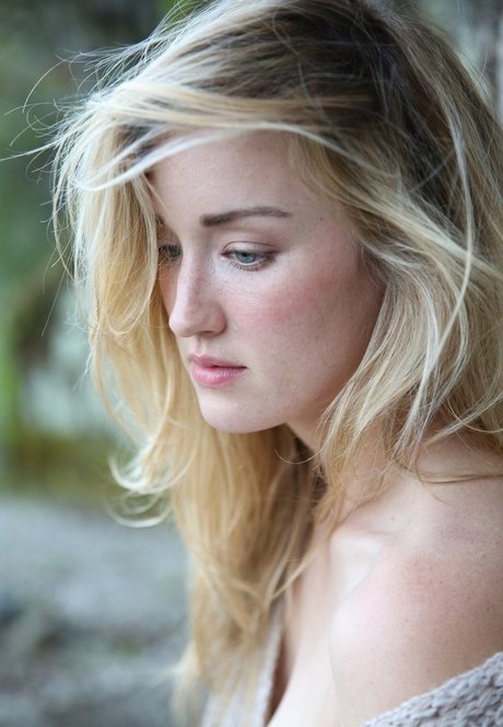 Ashley Johnson nice actress pic