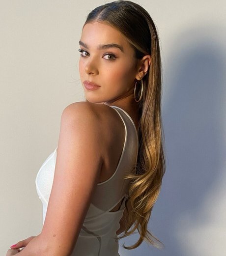 Hailee Steinfeld porn model galleries