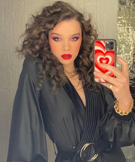 Hailee Steinfeld nude pornstar picture