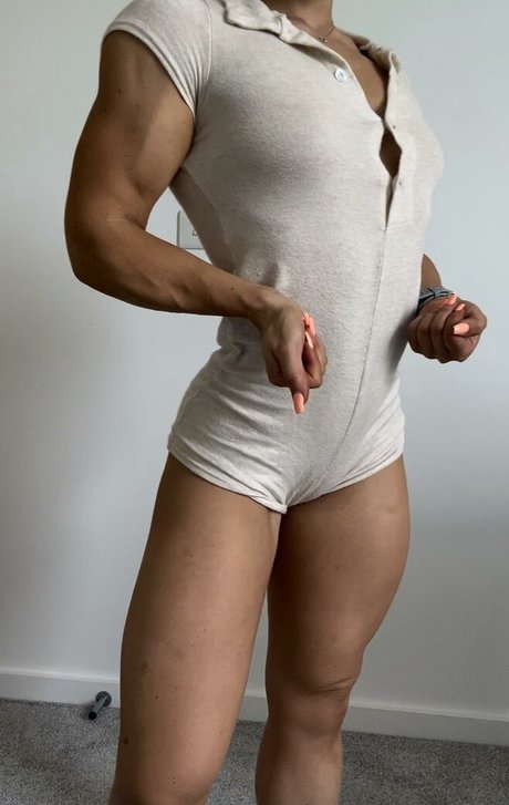 Hettie model hot img