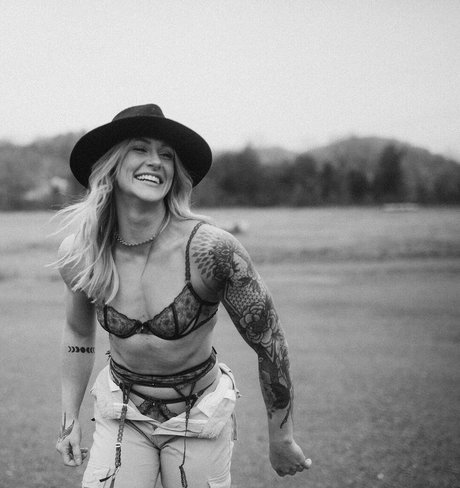 Josie Hamming model nude images