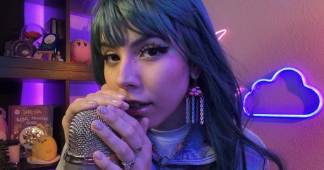 Luna Bloom pornographic model pic