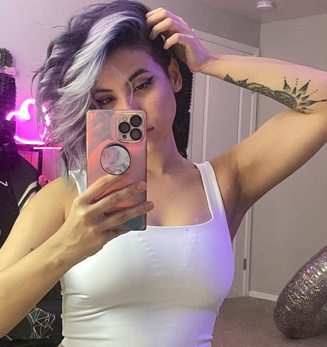 Luna Bloom exclusive actress images