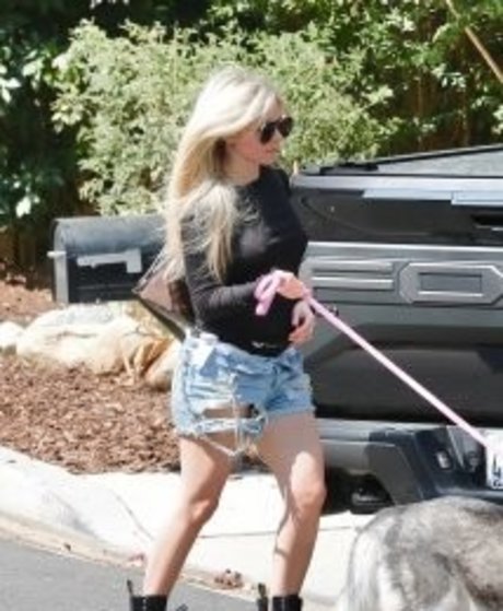 Avril Lavigne model exclusive photos