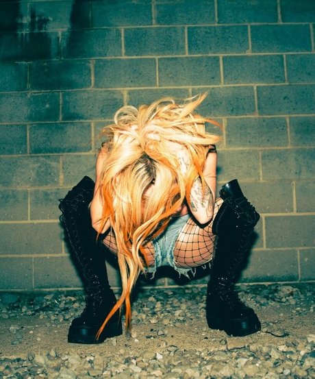 Avril Lavigne art star img