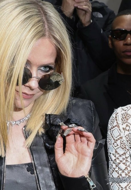 Avril Lavigne model sexy galleries