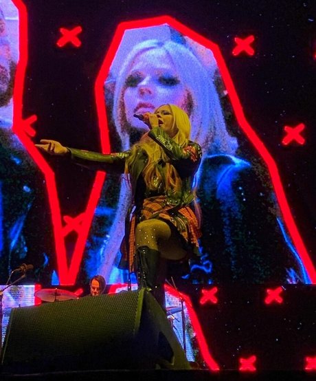 Avril Lavigne top model gallery