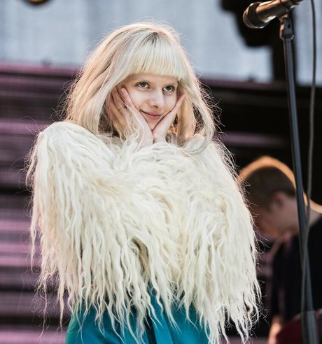 Aurora Aksnes top model img