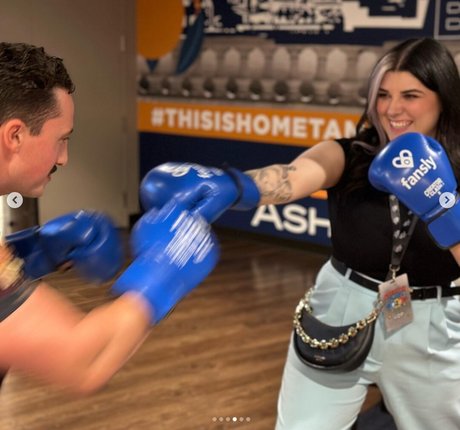 Alluux model beautiful img