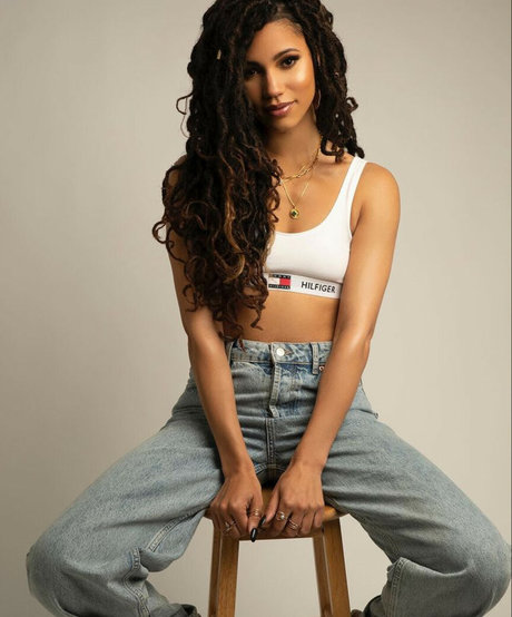 Vick Hope adult model pic