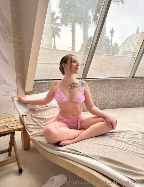 Alexandra Wayne hot star photos