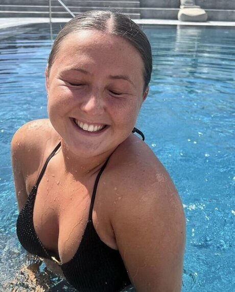 Katylee Bailey model nude pic