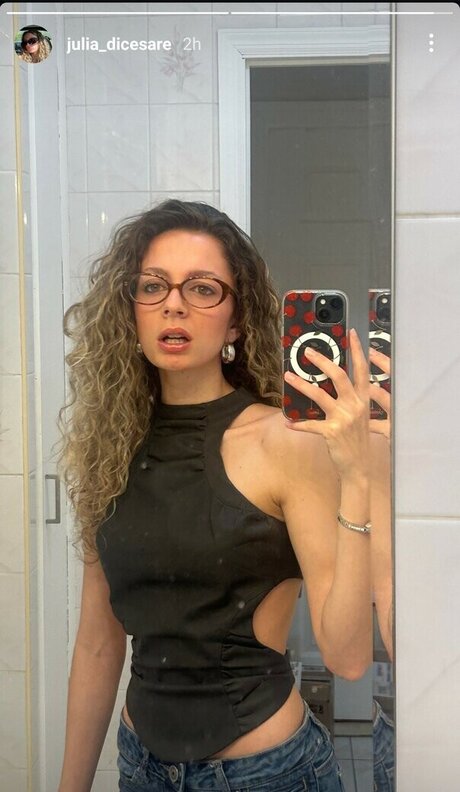 Julia Dicesare pretty model photo